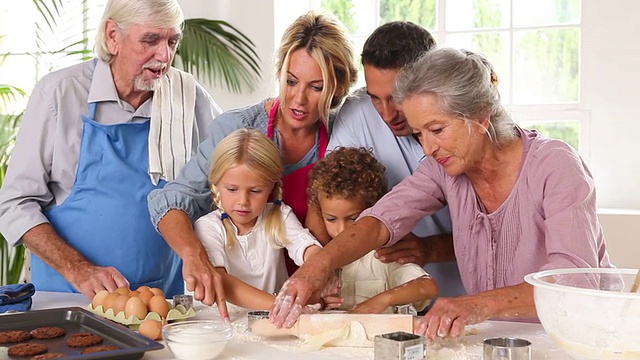 大家庭在烘焙的同时享受乐趣视频素材