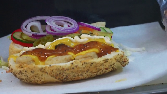 在快餐三明治中添加源视频下载