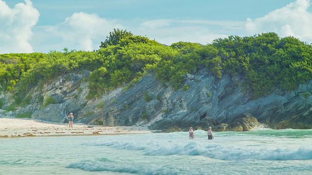 度假的人们在百慕大海滩游泳视频下载