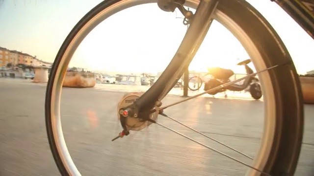 在Rovinj公路上骑自行车的人视频下载