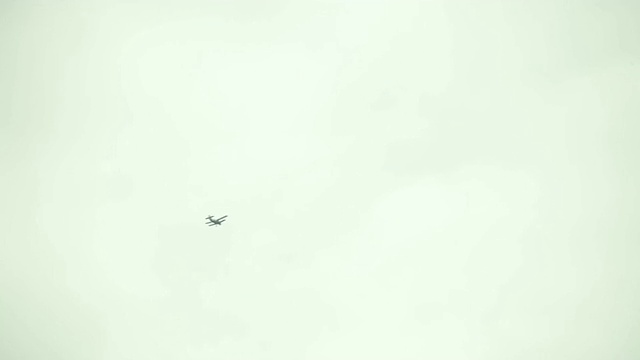 一架滑翔机在空中飞行视频下载