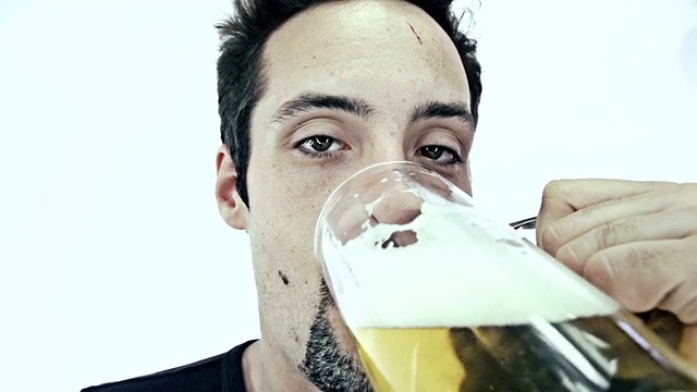 年轻人喝着啤酒，对着音乐点头视频下载
