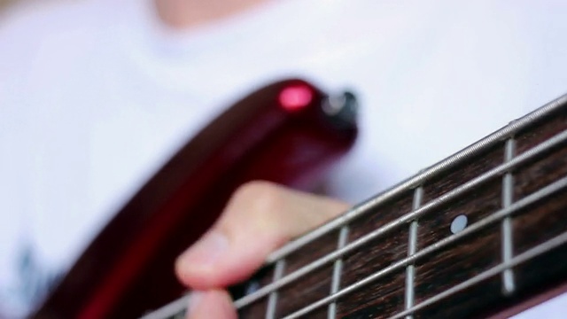 低音吉他演奏，近距离视频上的白色背景视频素材