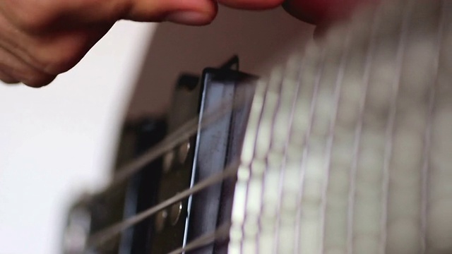低音吉他演奏，近距离视频上的白色背景视频素材