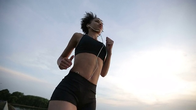 日出时跑步的女人视频素材