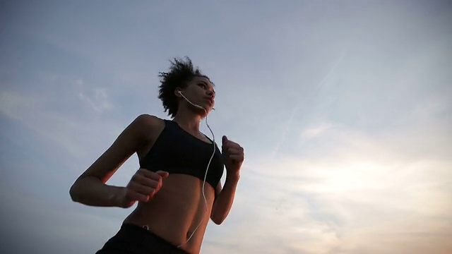 日出时跑步的女人视频素材