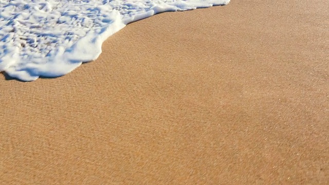 海浪卷起白色沙滩。视频素材