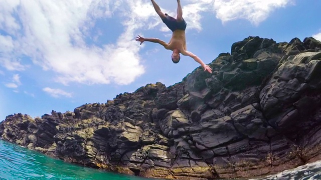 夏季极限运动悬崖跳跃户外生活方式(慢动作)视频素材