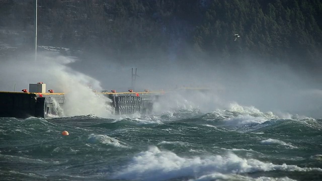 码头上的巨浪，浪花，飓风烈风，鸟瞰冰岛视频素材