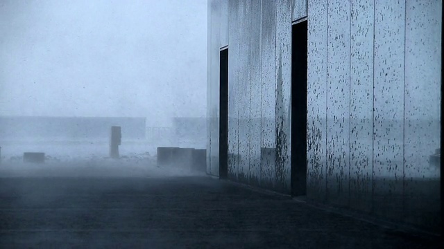冰岛雷克雅未克，一名男子在暴风雪中进入大楼视频素材