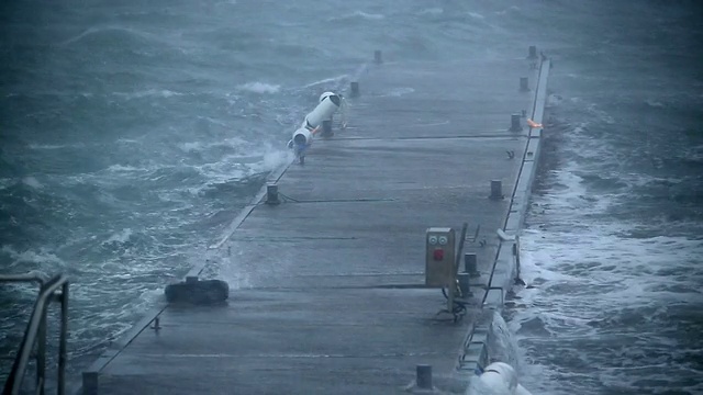 船坞在飓风强降雨和大风中剧烈摇晃，冰岛雷克雅未克接近视频素材