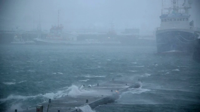 在冰岛雷克雅未克，一艘轮船在飓风、狂风、大雪中停靠视频素材