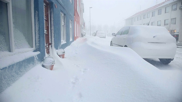 厚厚的积雪堵塞了居民区的人行道和汽车视频素材