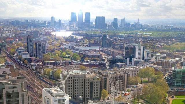 金丝雀码头摩天大楼和清晨的伦敦全景视频下载