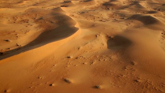 空中拍摄的沙丘日出，迪拜，阿联酋视频素材