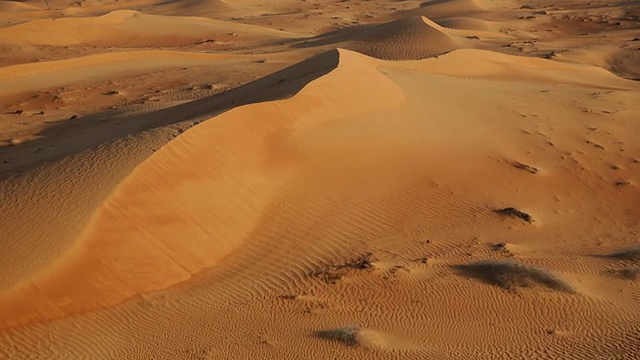空中拍摄的沙丘日出，迪拜，阿联酋视频素材