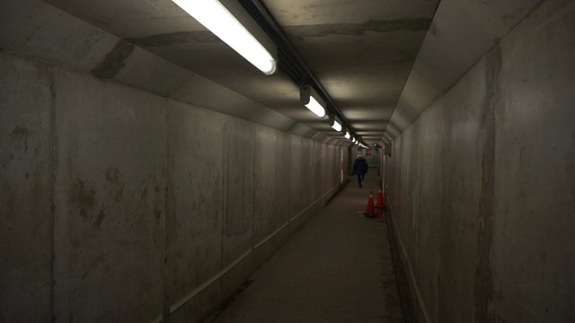 一名单身男子在火车站地下隧道中奔跑视频下载