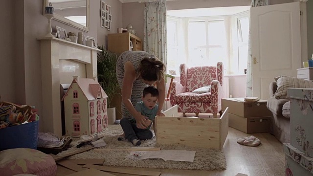母亲和儿子组装Flatpack绘制DIY视频素材