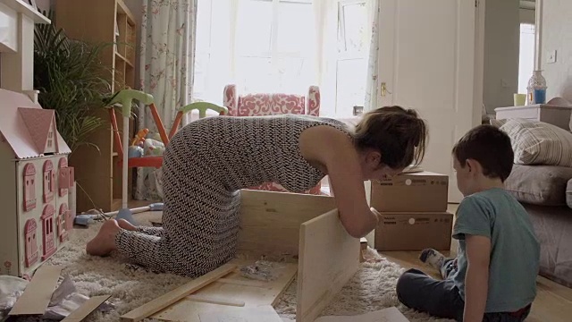 母亲和儿子组装Flatpack绘制DIY视频素材