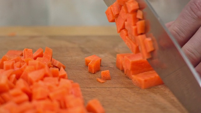 把胡萝卜切成薄片放在木板上视频下载