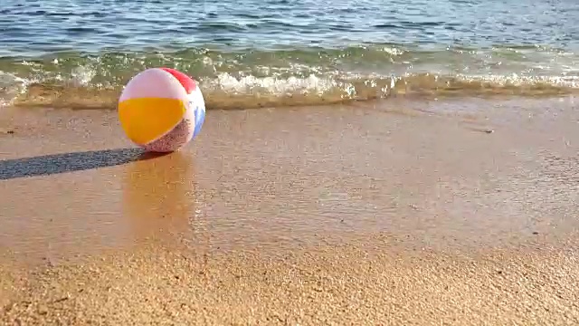海浪之滨的沙滩球视频下载