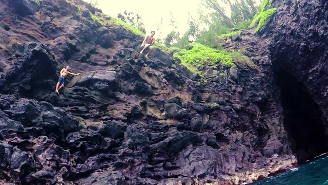 夏威夷悬崖跳伞。夏天的乐趣的生活方式。视频素材