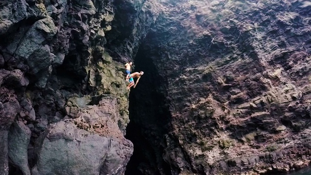 夏威夷悬崖跳伞。夏天的乐趣的生活方式。视频下载