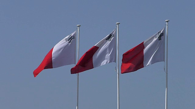 马耳他的三面旗帜被蓝天孤立视频素材