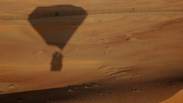 迪拜，沙丘上空热气球的影子视频素材