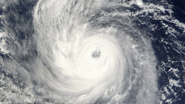 巨大的飓风在海洋中盘旋视频素材
