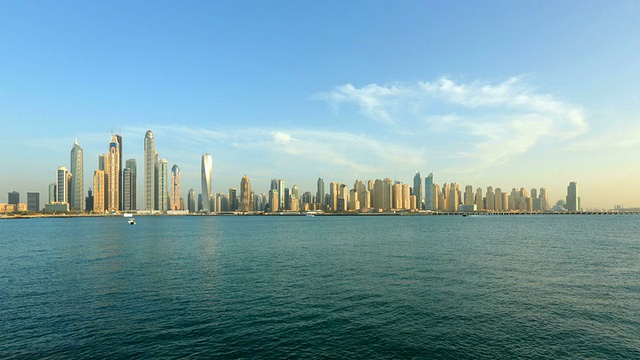延时拍摄的迪拜码头天际线视频素材
