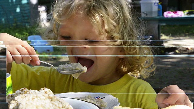 在家里或幼儿园吃健康食品的孩子视频素材