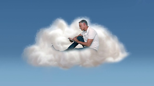 在云中使用平板电脑的普通人视频下载