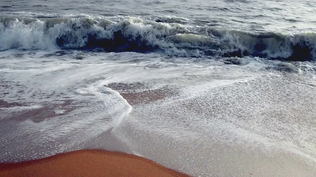 傍晚的沙滩上海浪翻滚视频素材