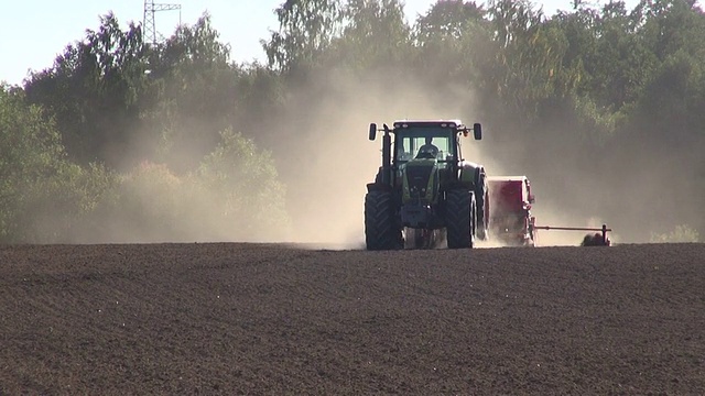 拖拉机在田间播种粮食作物视频素材