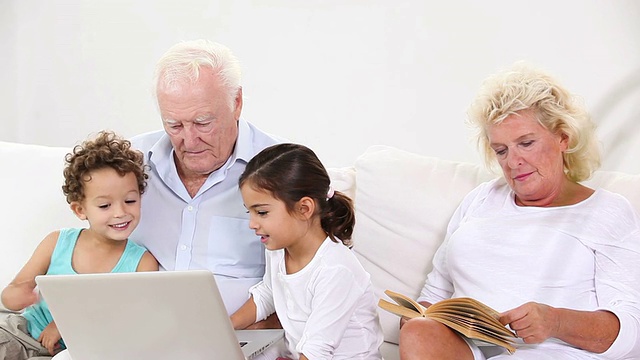 家庭使用笔记本电脑和阅读书籍视频下载