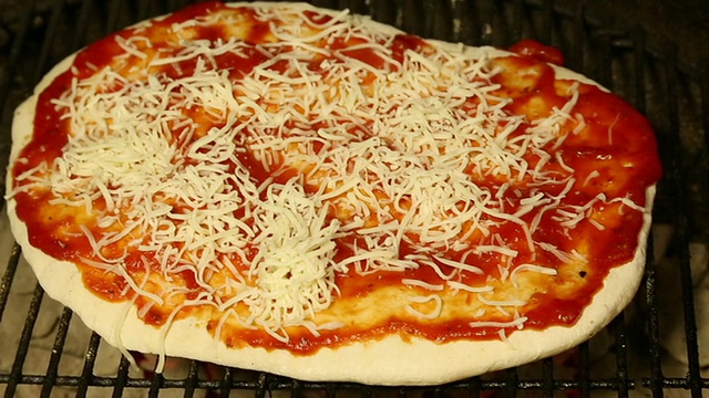 在披萨上涂莫札雷拉视频素材