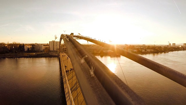 美丽的日落。现代桥梁鸟瞰图。慢动作视频素材