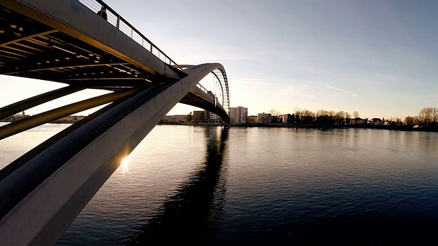 日落时桥的鸟瞰图。现代未来建筑视频素材