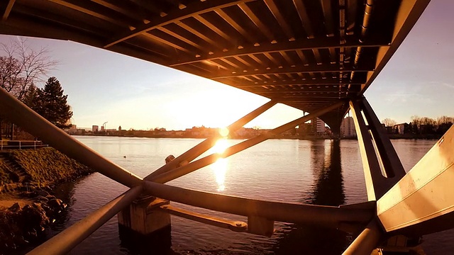 美丽的日落鸟瞰图。现代未来的桥梁。鸟瞰图视频素材
