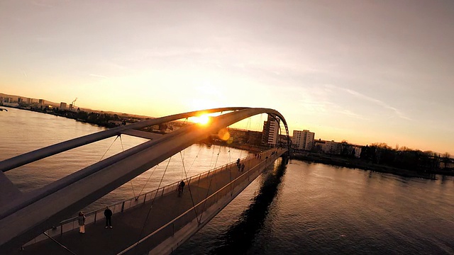 未来的桥。日落黄昏的天空。城市的城市。鸟瞰图视频素材