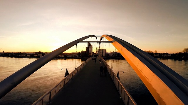 浪漫的日落的背景。未来桥的鸟瞰图。的生活方式视频素材