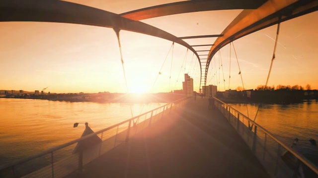 日落黄昏的天空。未来的桥。浪漫的背景视频素材