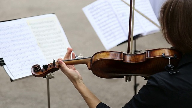 拉小提琴的女音乐家视频素材