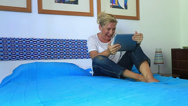 女人用平板电脑上网聊天视频素材