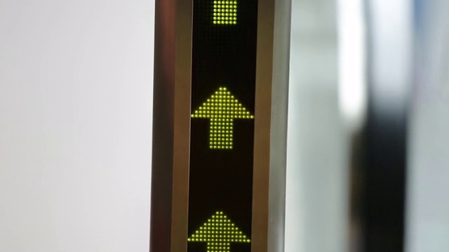机场候机楼的自动扶梯视频下载