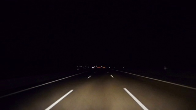 在高速公路上开车，一辆汽车超车视频素材