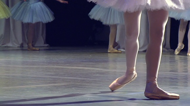 芭蕾舞女演员跳舞视频素材
