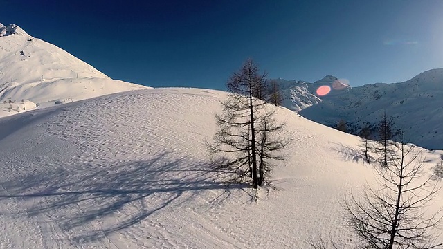 鸟瞰图的积雪覆盖的景观全景视频素材