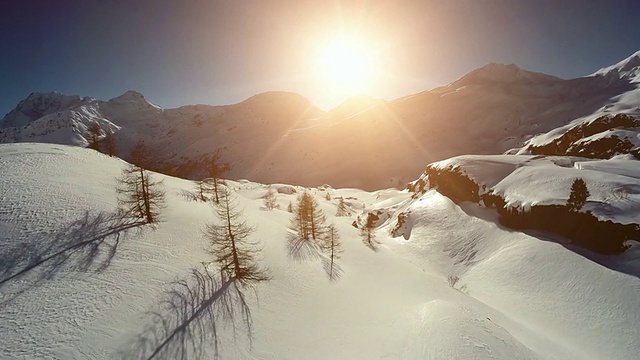 鸟瞰图的雪山景观。雪的冬季视频素材